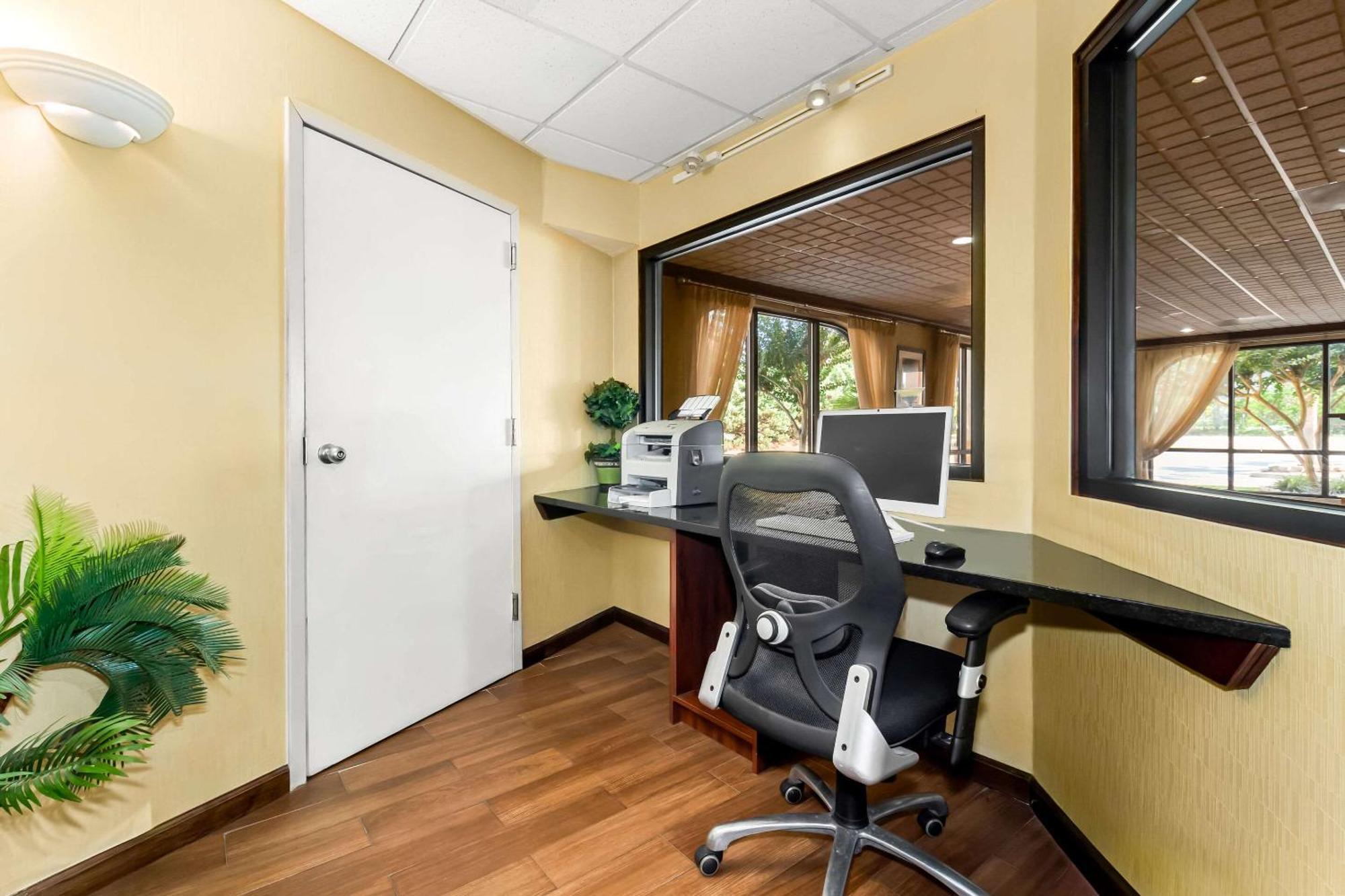 Quality Inn & Suites Florence Civic Center Bagian luar foto