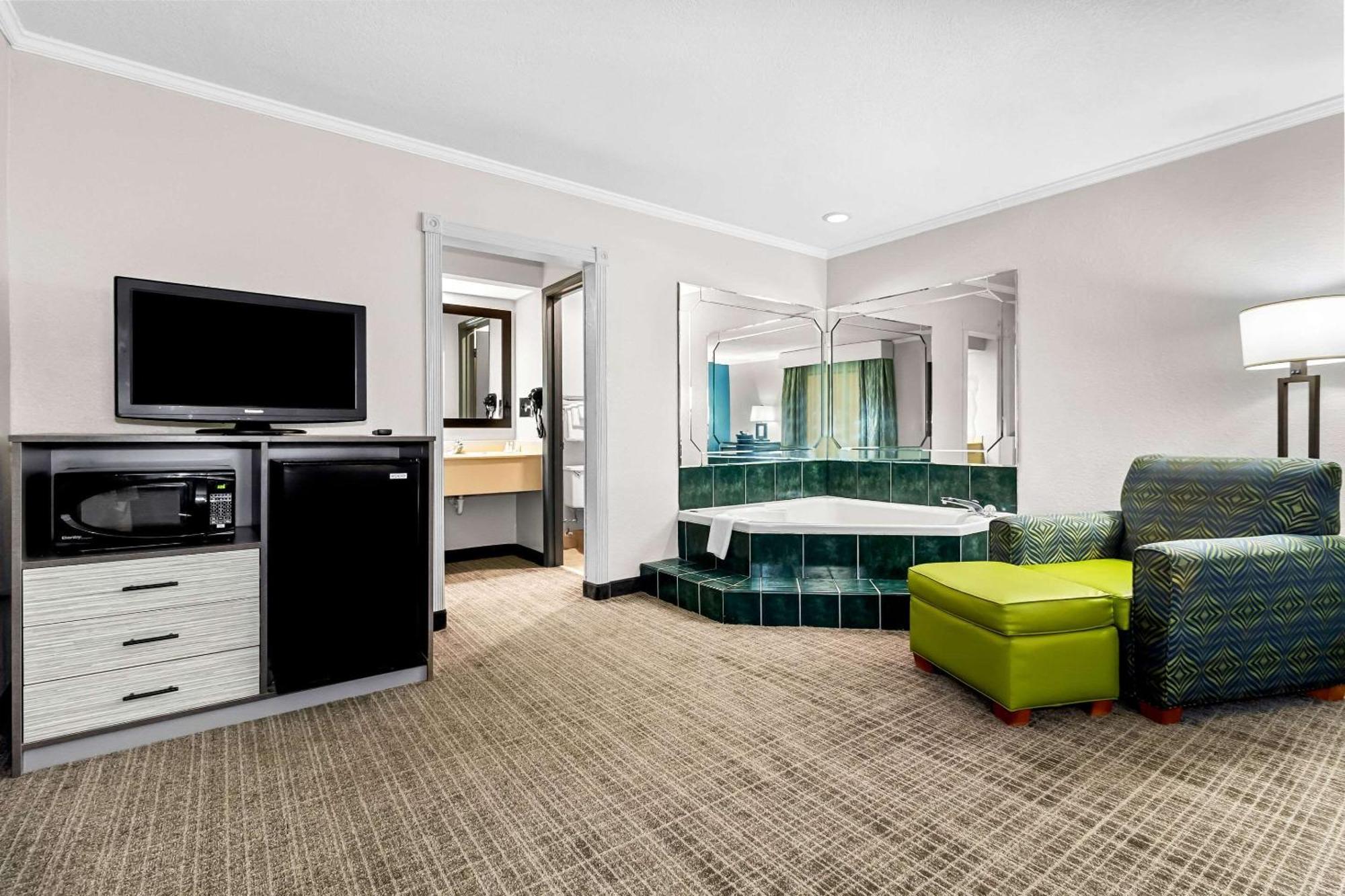 Quality Inn & Suites Florence Civic Center Bagian luar foto