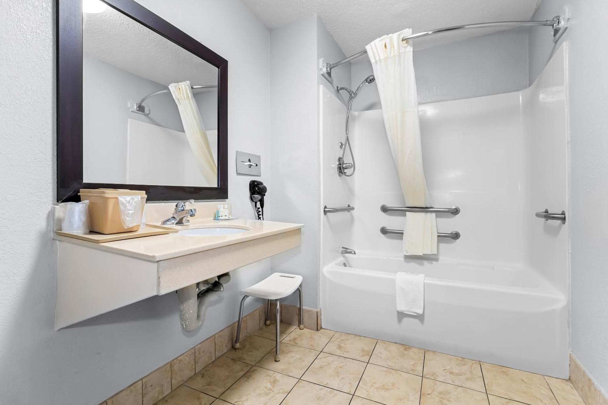 Quality Inn & Suites Florence Civic Center Bagian luar foto